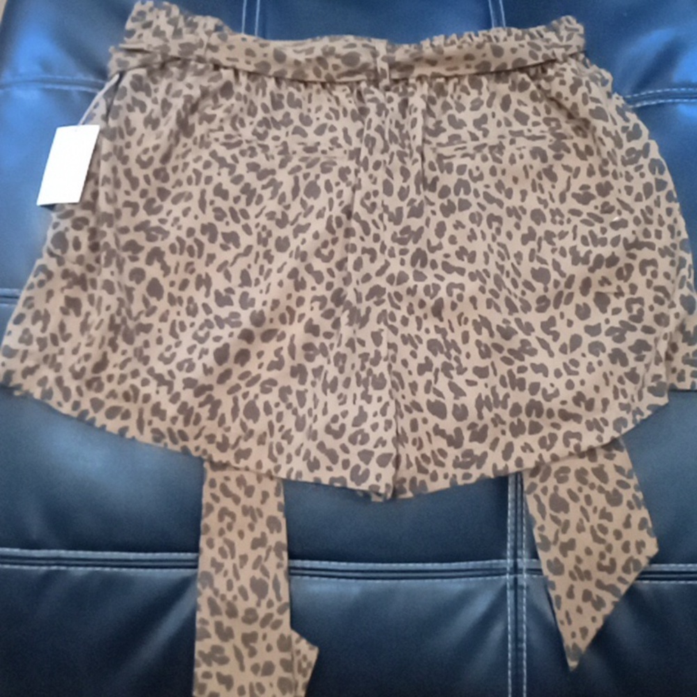 😍😍♥️♥️Leopard print shorts with belt♥️♥️♥️ - Picture 7 of 8
